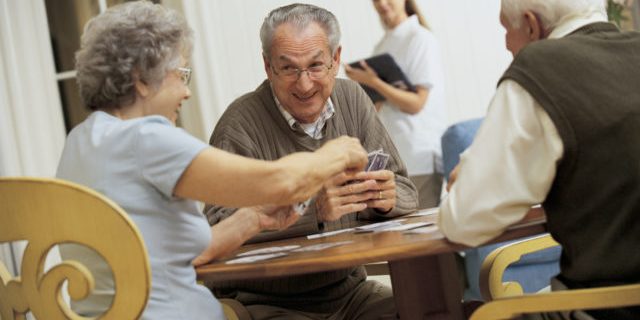ludoterapia para ancianos jugando cartas