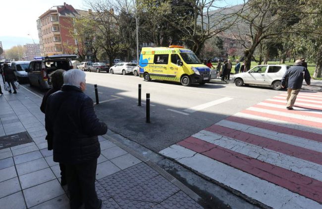 persona mayor cruzando la calzada