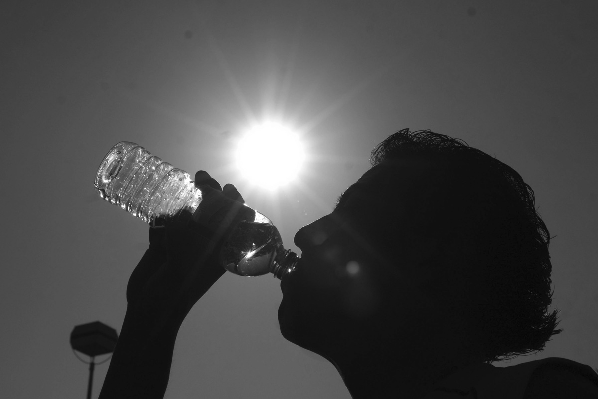 Anciano bebiendo agua