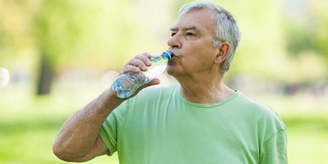 sintomas-diabetes-mellitus-en-ancianos beber agua