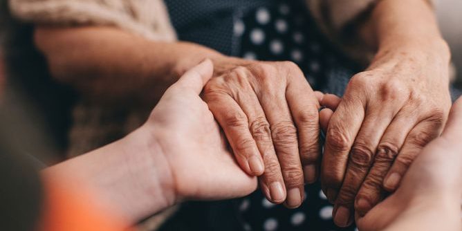 Grupo Ciudad Jardín | Cualidades del cuidador de personas mayores