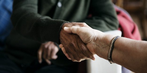 Senior people casual greeting shaking hands vivir en una residencia de ancianos