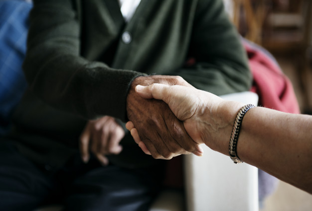 Senior people casual greeting shaking hands vivir en una residencia de ancianos