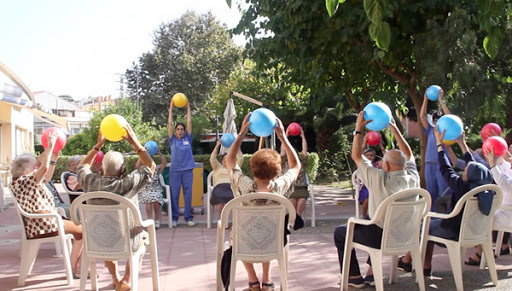 Gimnasia para mayores en el parque