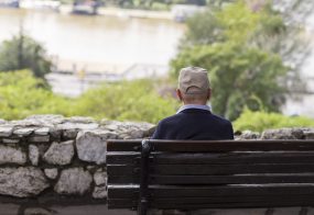 Persona mayor sintiendo la soledad en ancianos