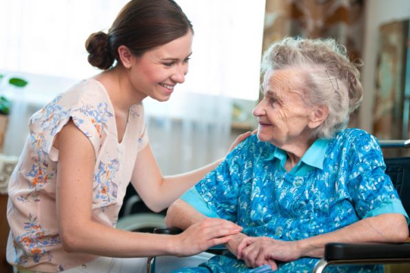 Mujer combatiendo la soledad en ancianos