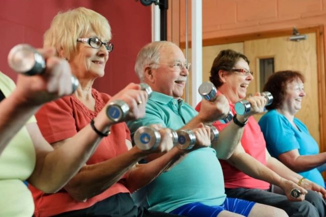 Personas de tercera edad haciendo deporte