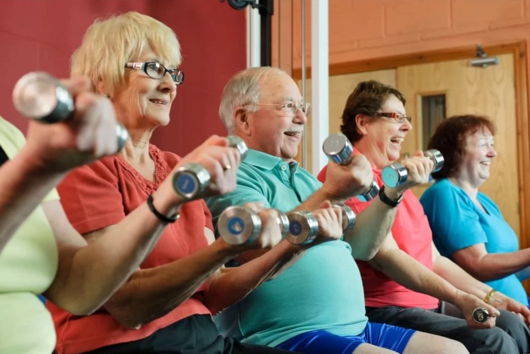 Personas de tercera edad haciendo deporte