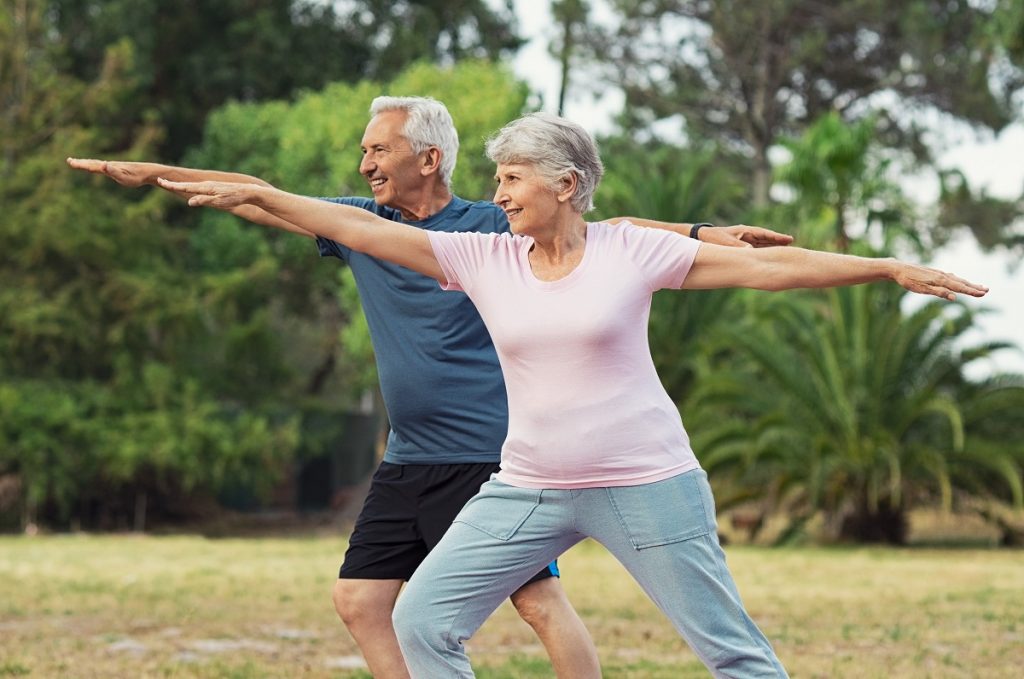 Gimnasia para mayores en parques - deporte en época de gripe