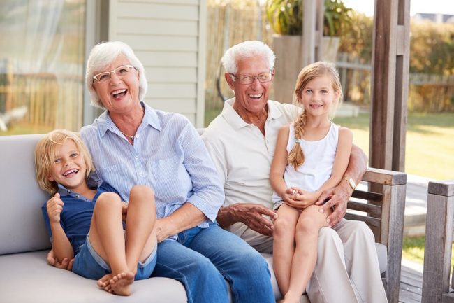 pareja-de-abuelos-con-sus-nietos día de los abuelos en España