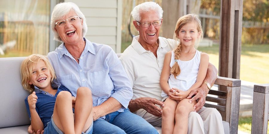 pareja-de-abuelos-con-sus-nietos día de los abuelos en España