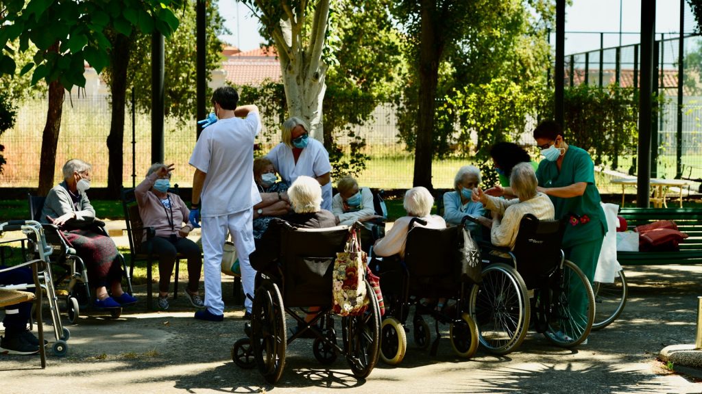 Trabajar en residencias - Ancianos del Grupo Ciudad Jardín en el parque