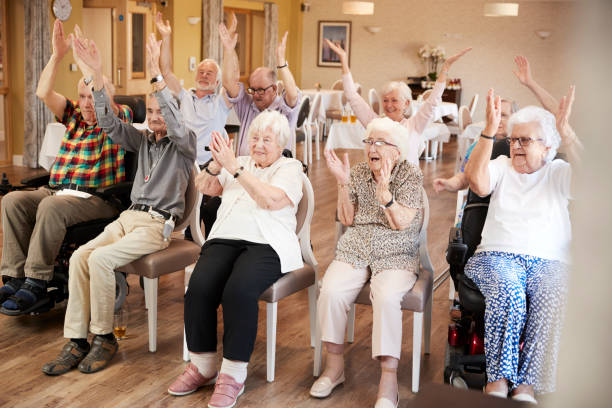 las actividades socioculturales ayudan a los ancianos con sus problemas