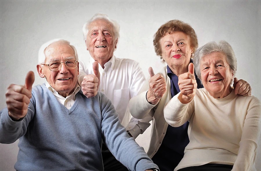 Ancianos con buena salud están contentos en la residencia