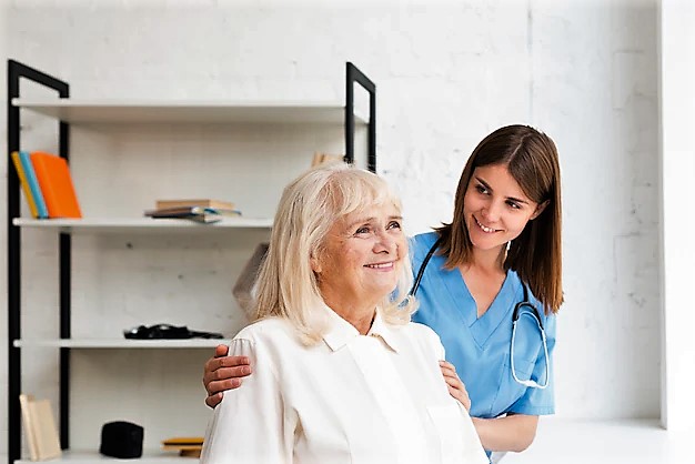 Médico de residencia cuidando a la anciana para una buena salud