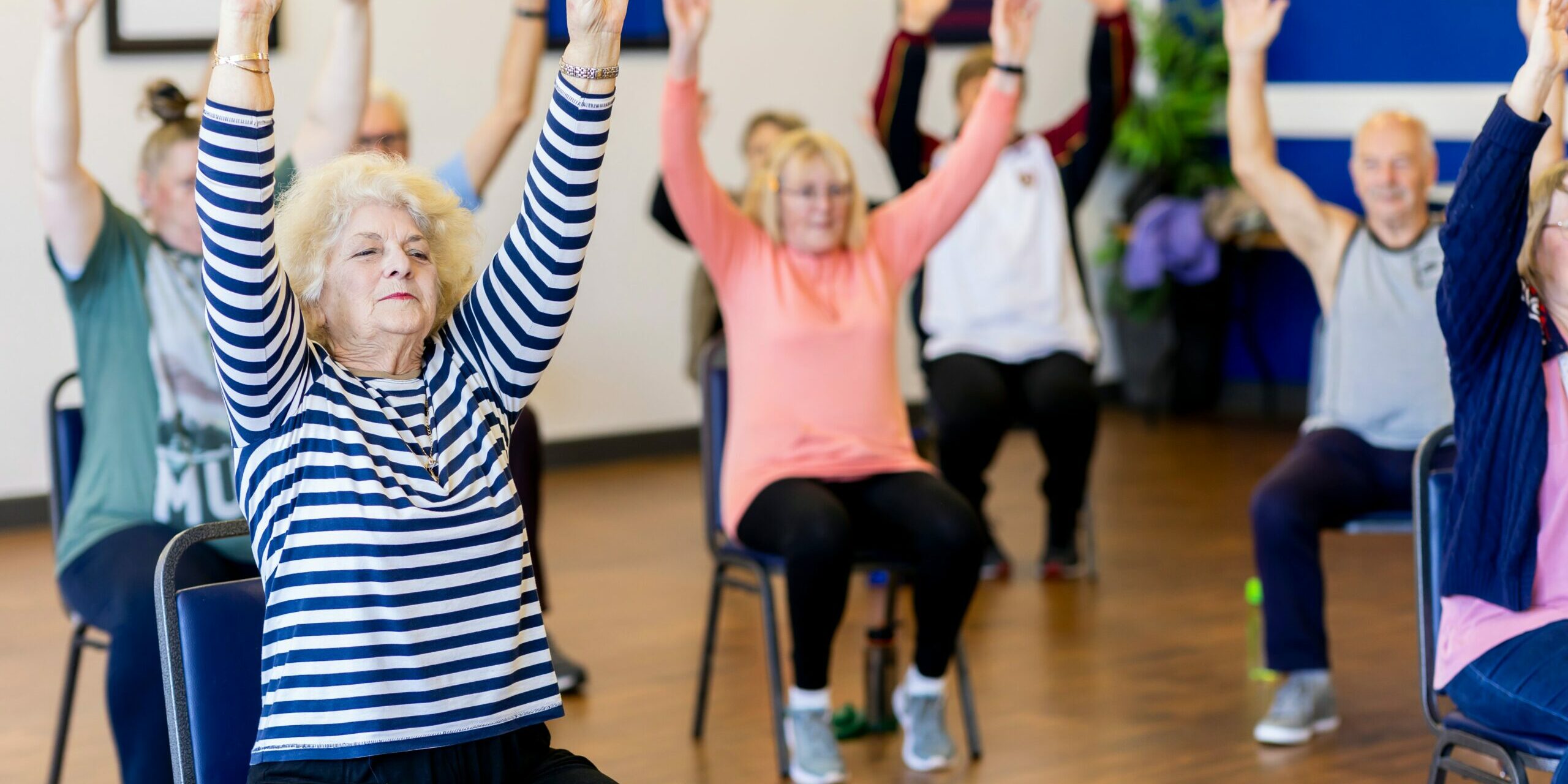 pexels-centre-for-ageing-better-11674389 Tercera edad realizando actividad fisica