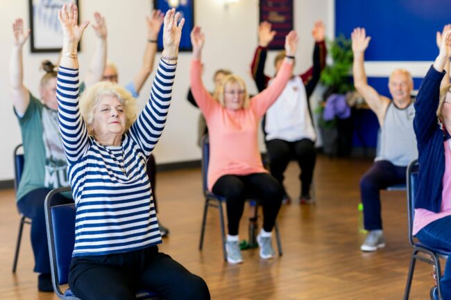 Tercera edad realizando actividad fisica
