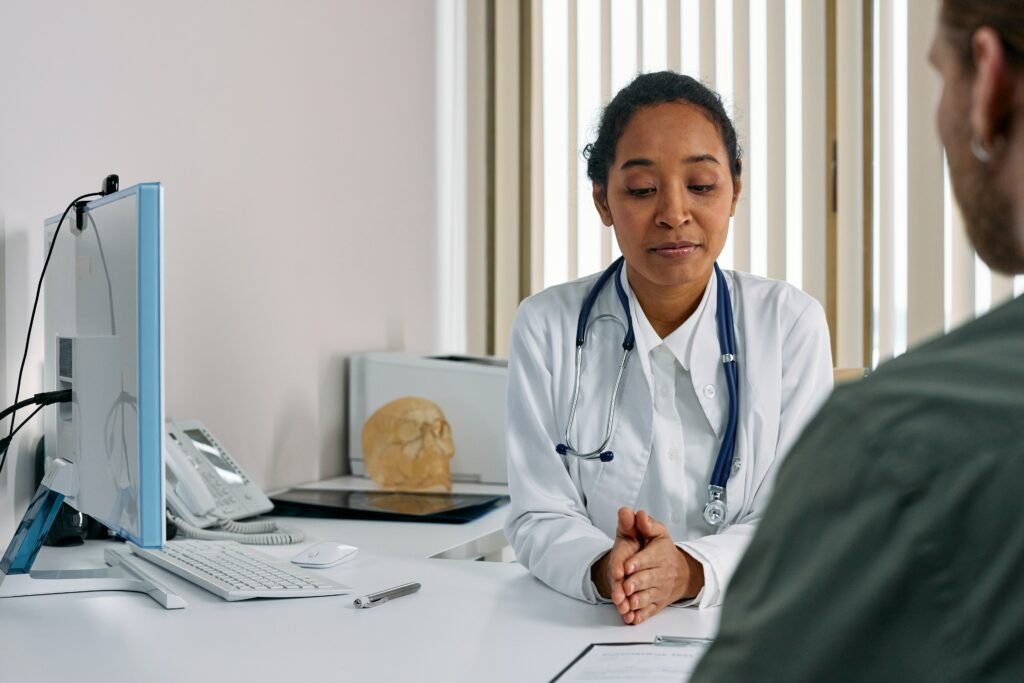 Consulta ante un médico si tienes algún sintoma de disfagia en ancianos