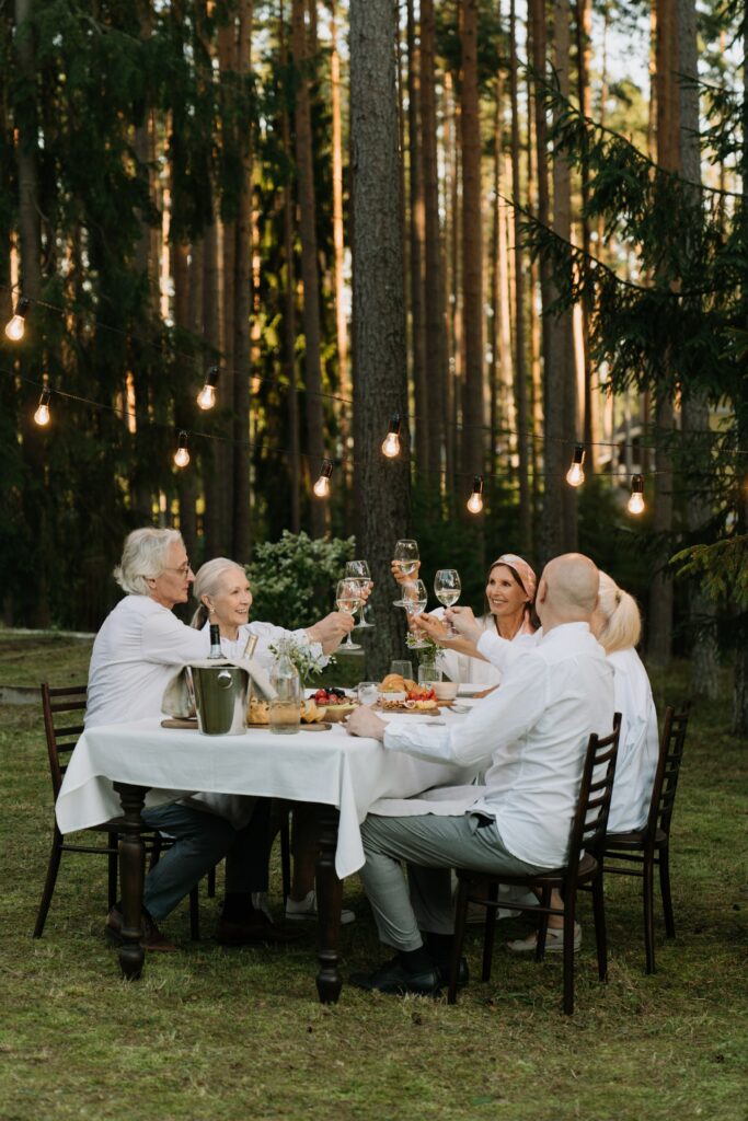 Ancianos disfrutando de una cena al aire libre