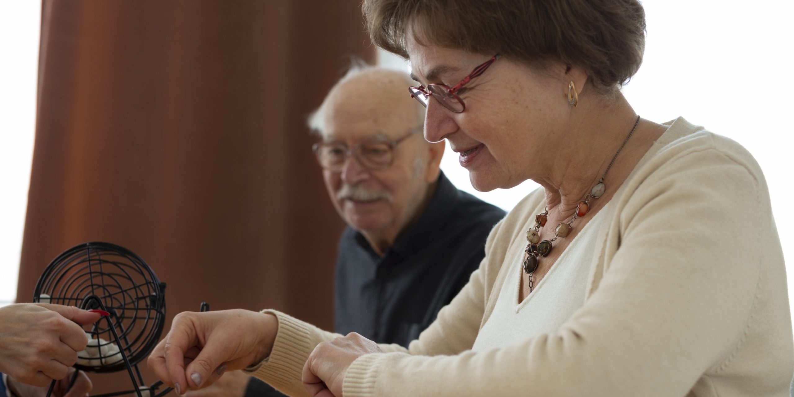 cerrar-gente-jugando-bingo-juntos Terapia ocupacional ancianos