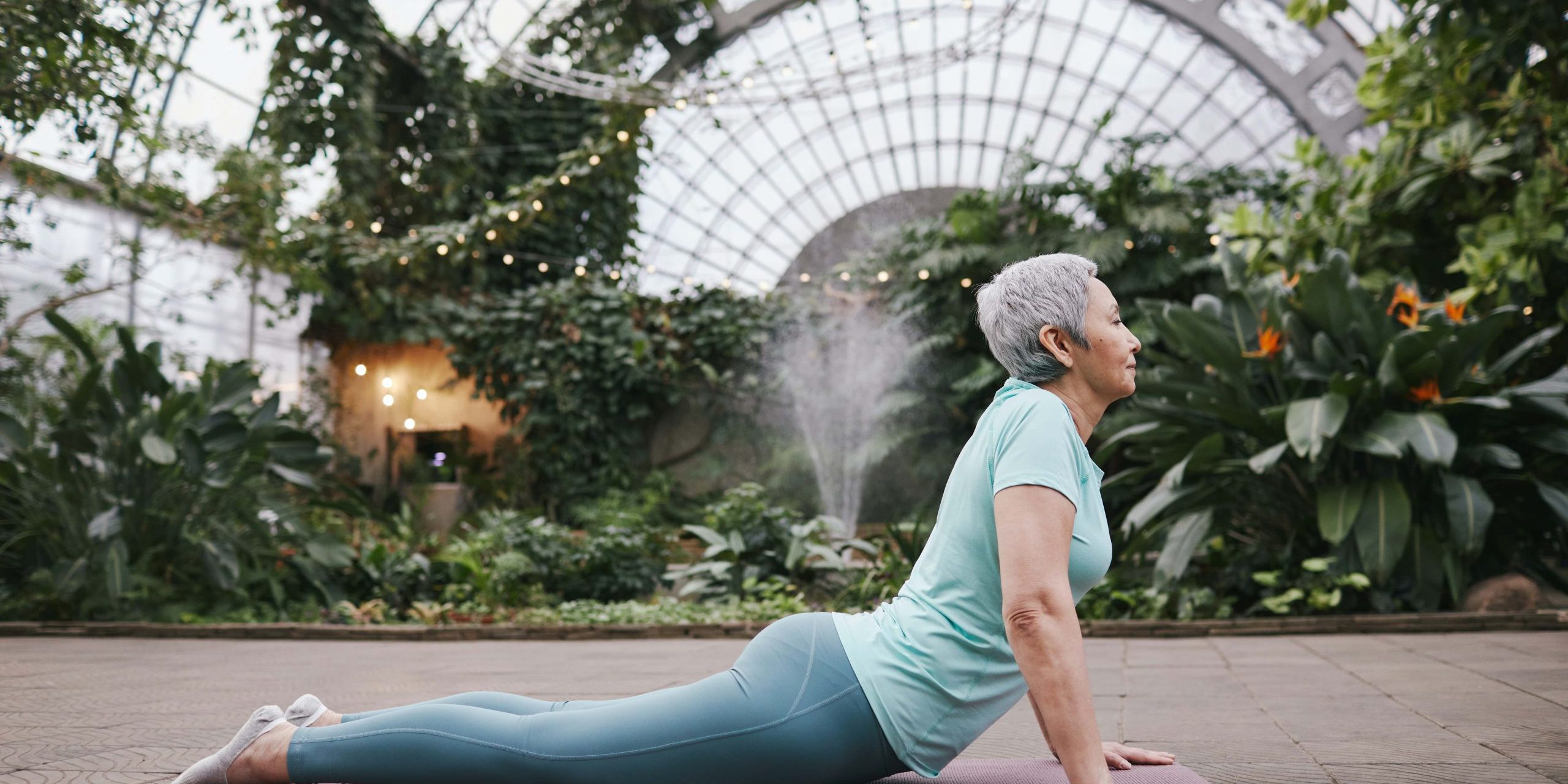 anciana-con-alzheimer-haciend-yoga Señora practica yoga porque tiene Alzheimer y realiza terapias no farmacológicas.