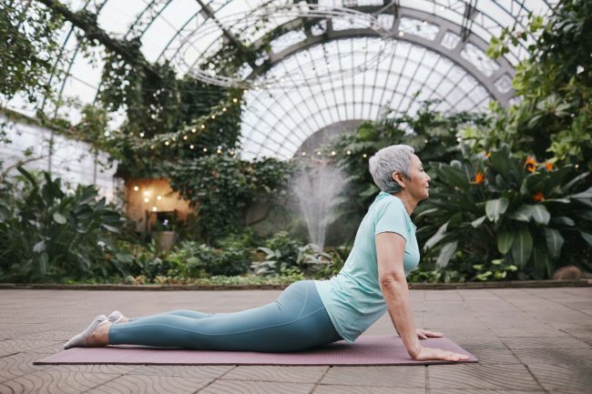Señora practica yoga porque tiene Alzheimer y realiza terapias no farmacológicas.