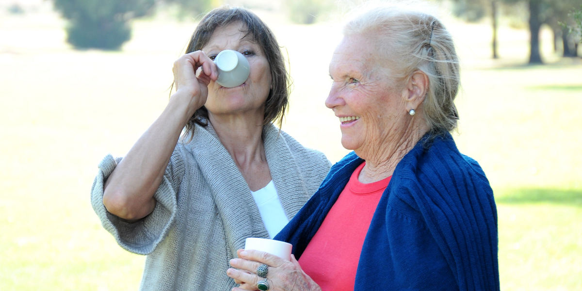 personas mayores con Disfagia tomando sopa