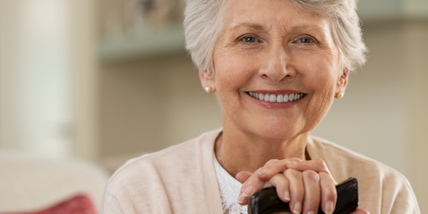 mujer-anciana-innovaciones-tecnologicas Mujer anciana con bastón después de hacer una sesión de terapia ocupacional