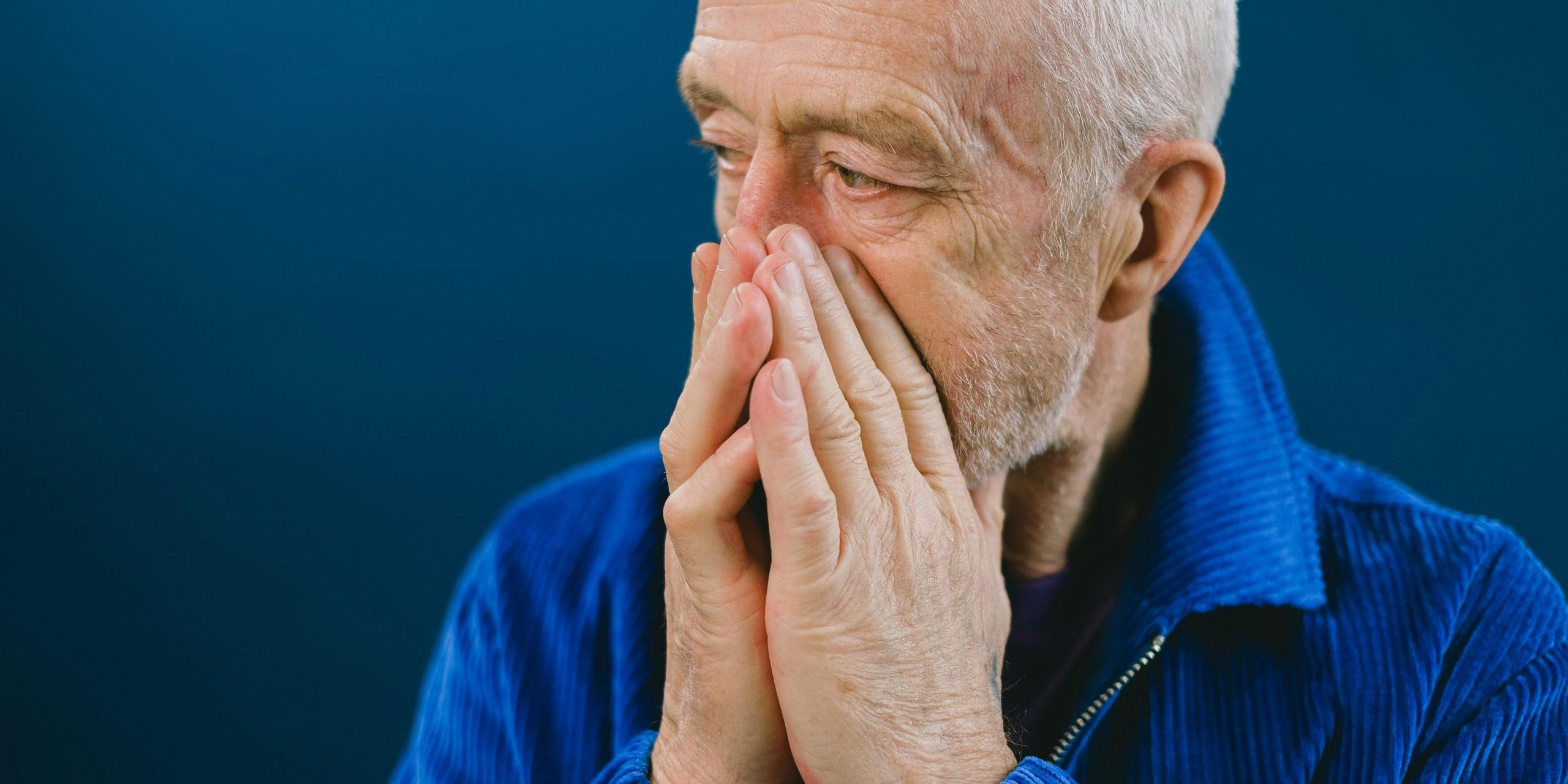 anciano con ansiedad anciano-con-ansiedad