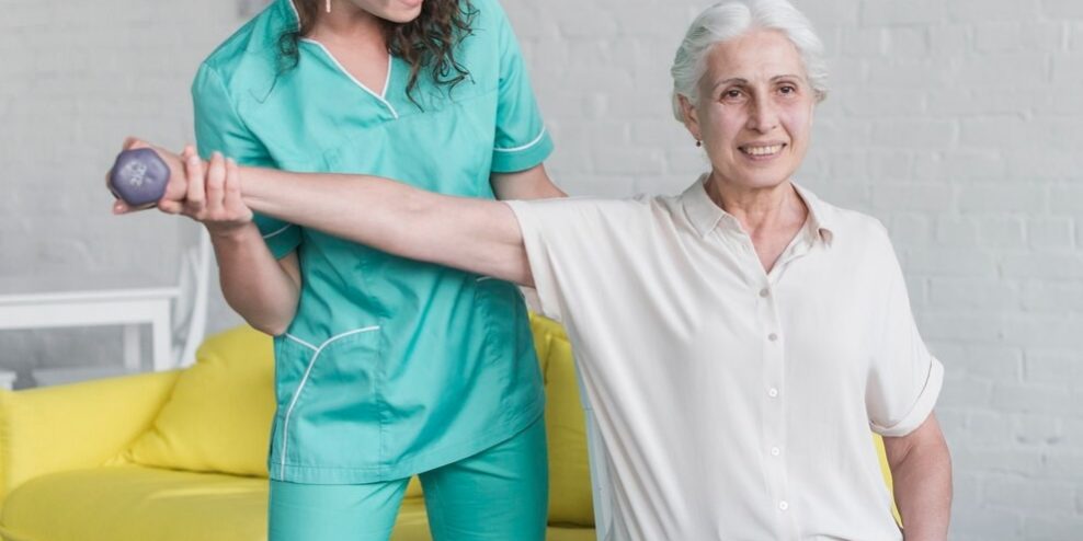 fisioterapeuta-que-trabaja-paciente-anciano-clinica-moderna_23-2147861551 ¿La terapia física ayuda a las personas con Alzheimer?