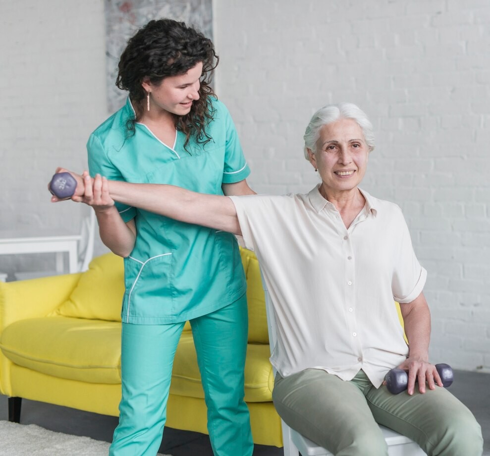 fisioterapeuta-que-trabaja-paciente-anciano-clinica-moderna_23-2147861551 ¿La terapia física ayuda a las personas con Alzheimer?