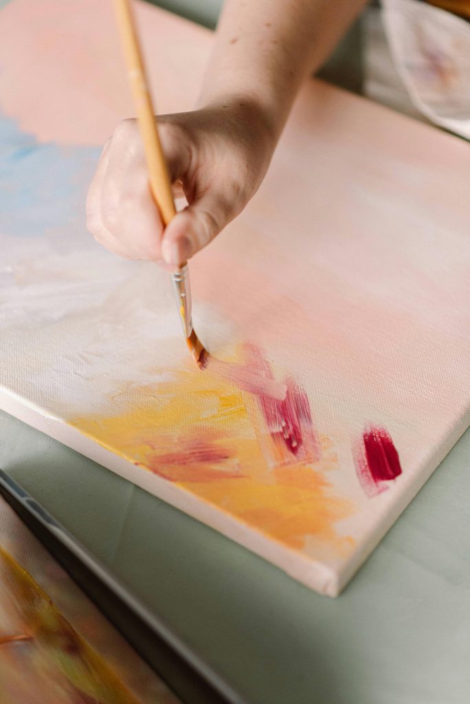 Grupo Ciudad Jardín | Arteterapia: Ejercicios de dibujo para ancianos en residencias Pintura libre como arteterapia para adultos mayores