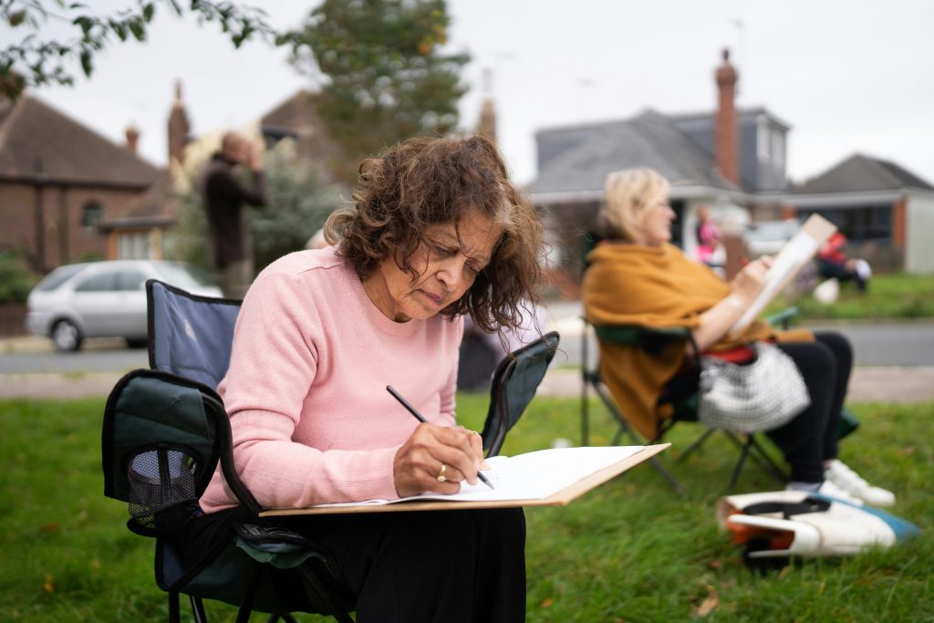 Grupo Ciudad Jardín | Arteterapia: Ejercicios de dibujo para ancianos en residencias ¿Cómo implemento el arte en los adultos mayores?
