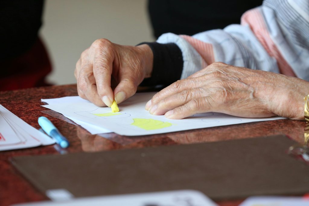 Grupo Ciudad Jardín | Arteterapia: Ejercicios de dibujo para ancianos en residencias ¿Cómo afecta la arteterapia a las personas mayores?