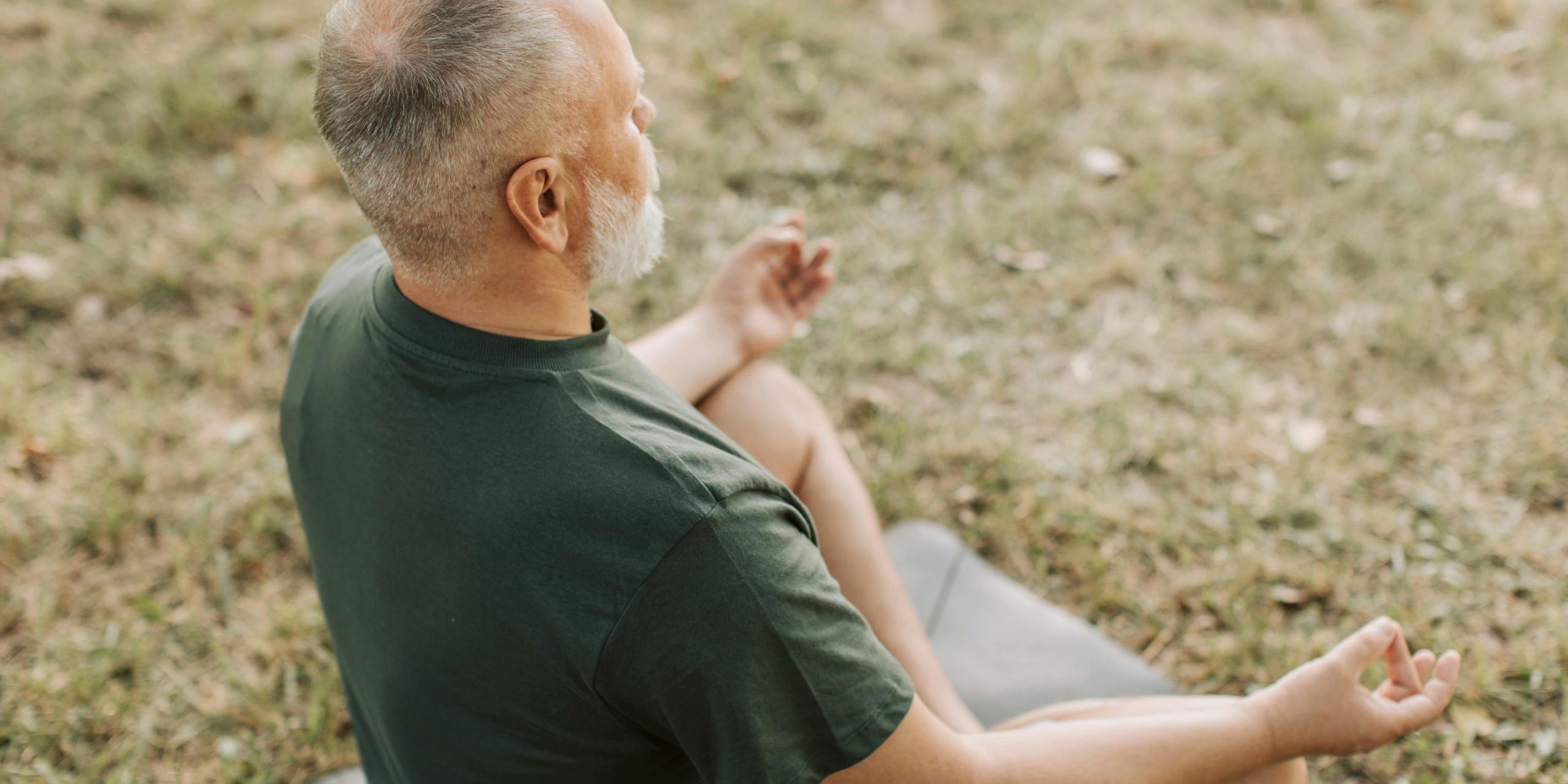 pexels-vlada-karpovich-8940506 ¿Son beneficiosos los ejercicios de meditación para las personas mayores?