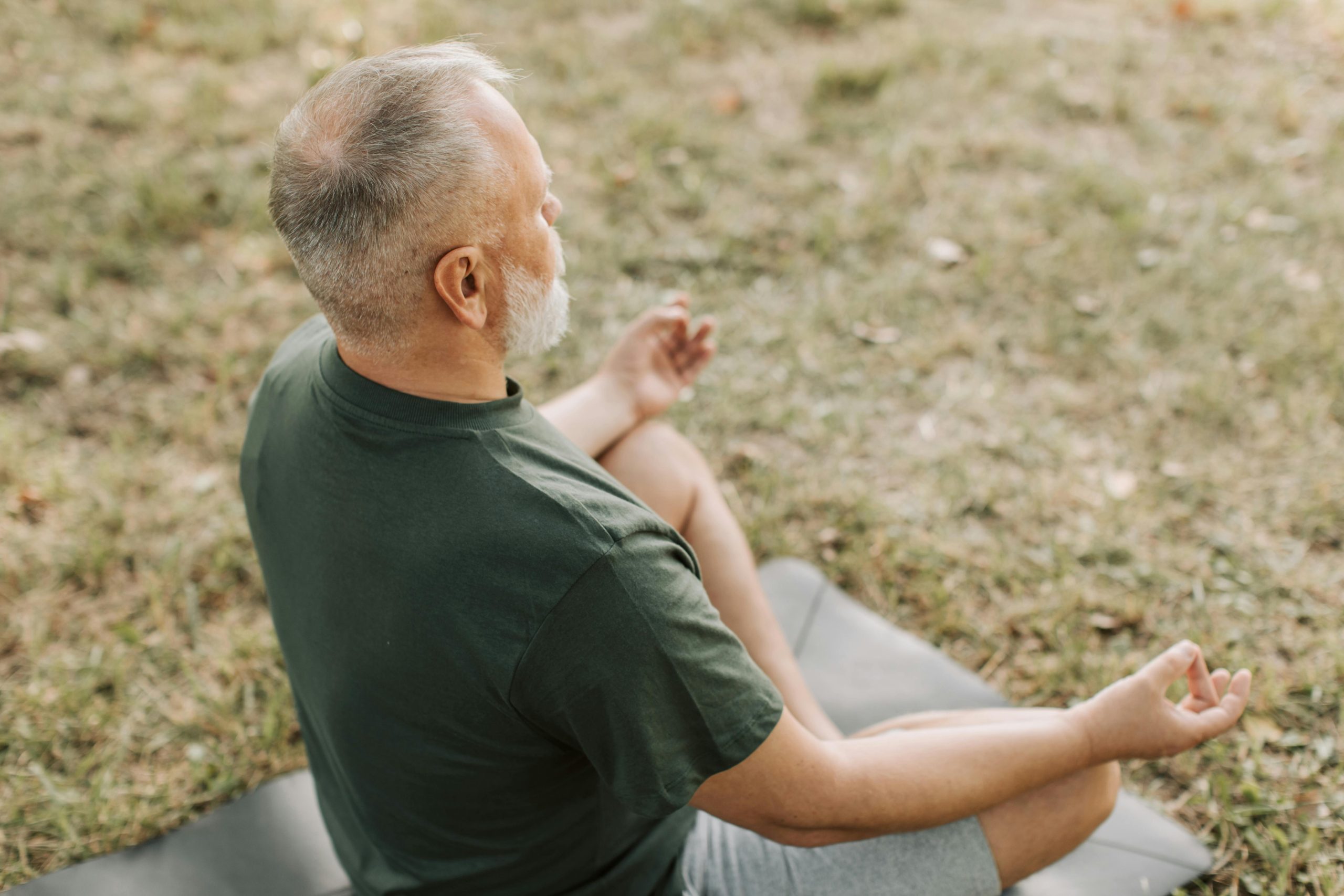 pexels-vlada-karpovich-8940506 ¿Son beneficiosos los ejercicios de meditación para las personas mayores?