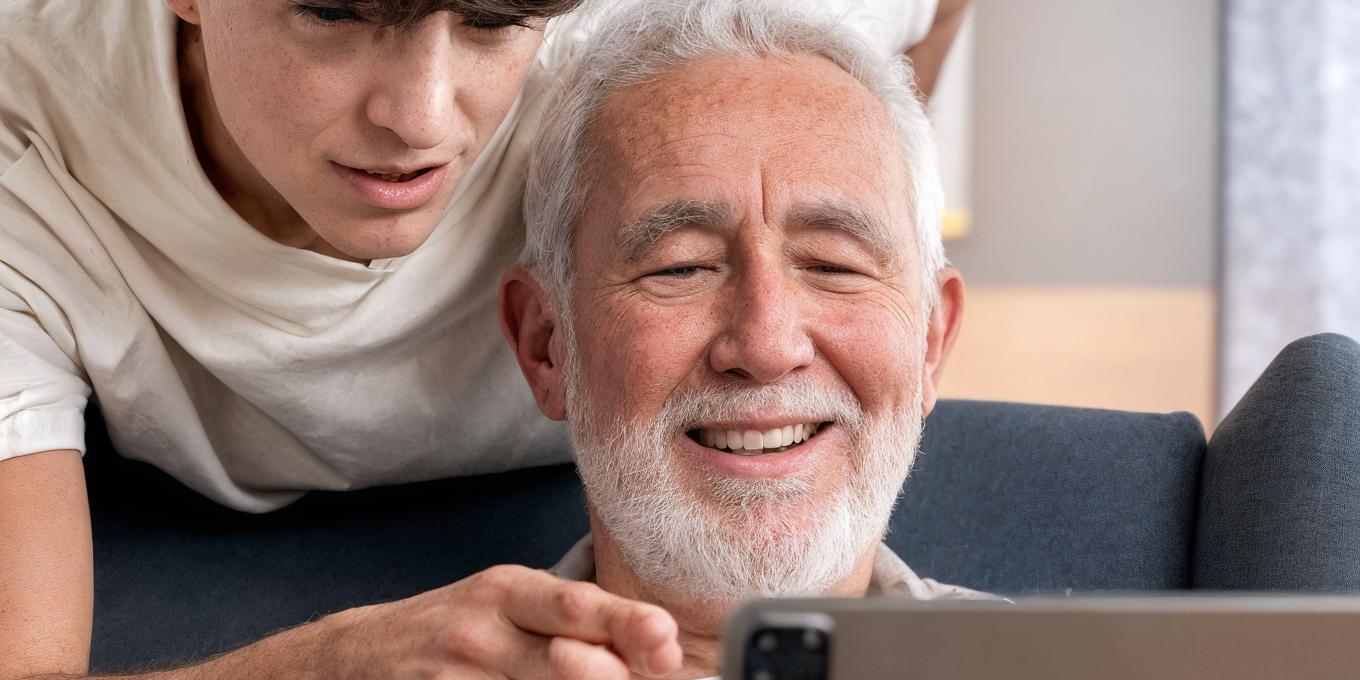 enhanced_tableta-de-explotacion-de-hombre-sonriente-de-tiro-medio Grupo Ciudad Jardín | Tecnología para mayores: conectar en verano con tus seres queridos