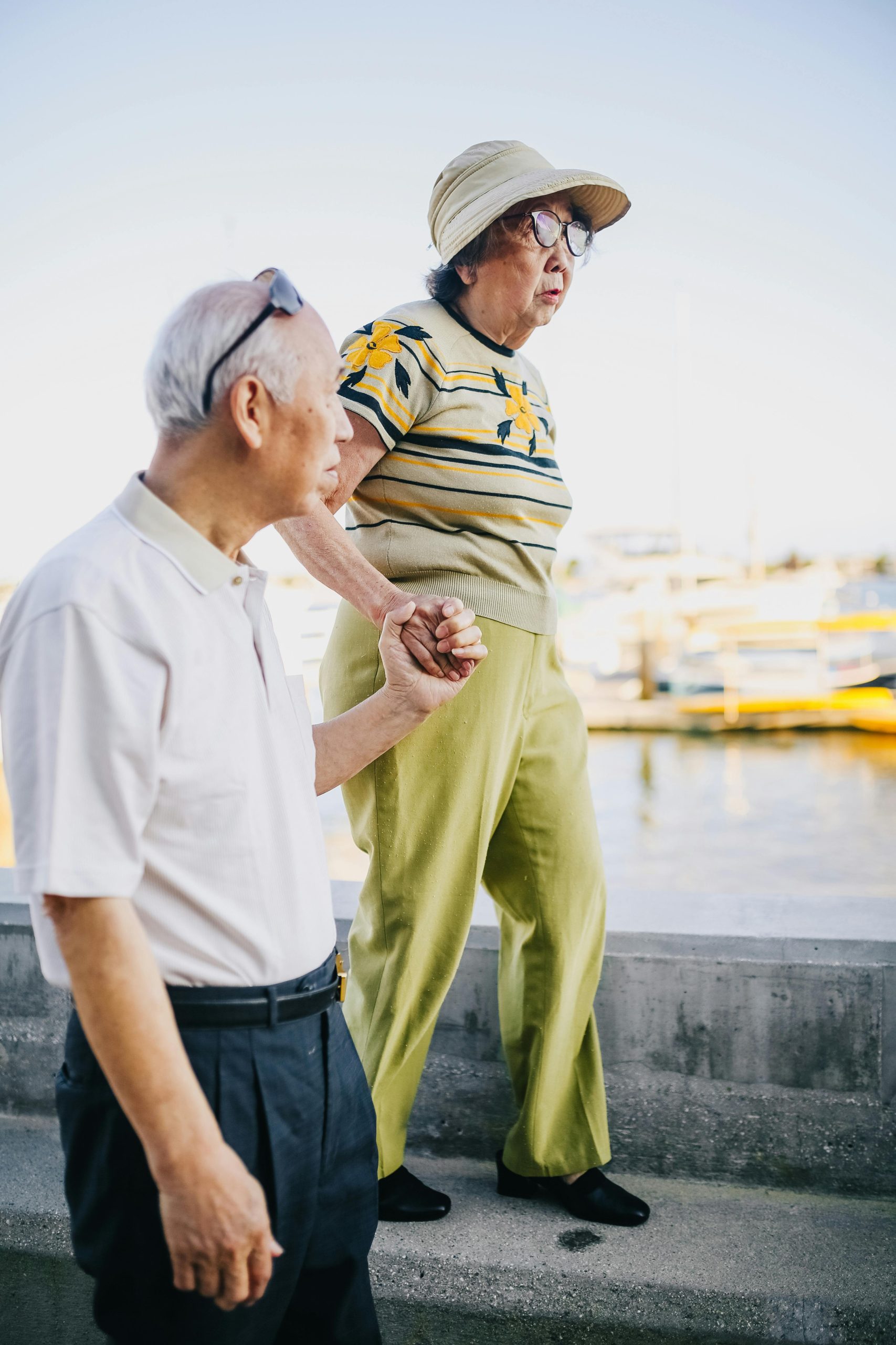Las caminatas suaves, como ejercicio para la osteoporosis, ayudan a prevenir fracturas y mejoran la salud de nuestros mayores.